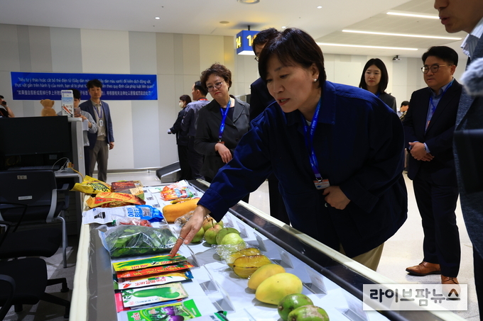 송미령 농림축산식품부 장관은 추석 연휴 마지막 날인 9일, 인천국제공항을 방문하여 해외 가축 전염병과 식물 병해충 유입 방지를 위한 국경검역 현장 상황을 점검하고 휴일 근무자를 격려했다.
