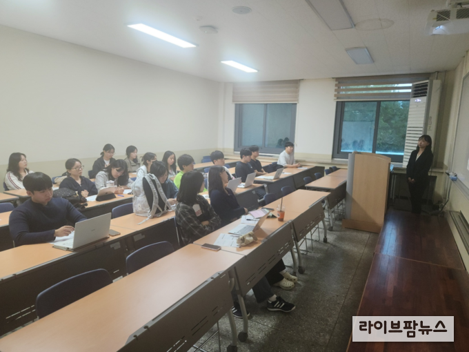 축산물품질평가원 대전충남지원은 2025년 하반기 채용 공고에 맞추어 대전·충남 지역 대학생을 대상으로 채용설명회와 취업 지원 활동을 진행했다. 사진은 10월 13일에 열린 충남대 설명회 모습.
