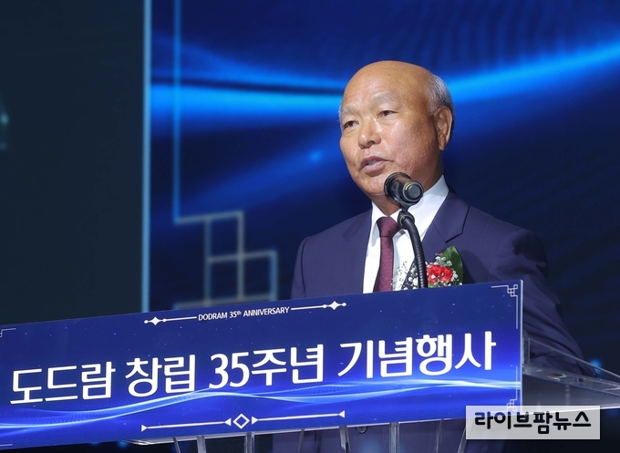 도드람 창립 35주년 기념행사 개회사 중인 박광욱 조합장.