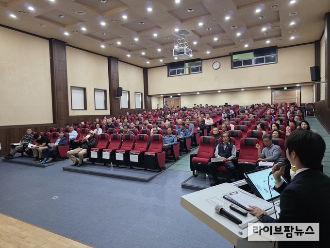 축평원 충북지원은 17일 충북농업기술원 대강당에서 소 위탁기관 및 한우 사육농가를 대상으로 '농가 경영역량 강화를 위한 사양 컨설팅 교육'을 성공적으로 마무리했다.