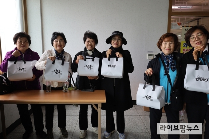 한우자조금관리위원회는 10월 20일 광복회 주최·주관한 ‘대한독립군 무명용사 추모제’ 현장에서 독립유공자 후손에게 한우 불고기를 전달하며 감사의 뜻을 전했다. (사진=광복회 제공)