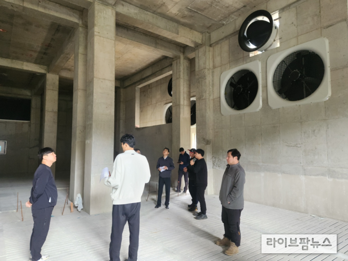 축산물품질평가원 대전충남지원은 지난 21일, 스마트축산 ESG 협의체 4차 활동으로 충남 보령소재 학성농장을 방문해 현장견학 및 교육을 실시했다.