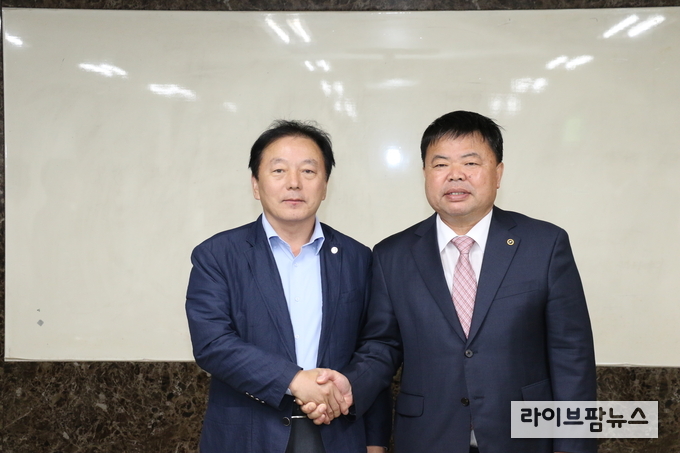 대한한돈협회 제21대 회장선거 관련 선관위 회의가 열린 10월 27일, 구경본 후보(왼쪽)와 이기홍 당선인(오른쪽)이 선의의 경쟁을 마무리하며 화합의 악수를 나누고 있다.