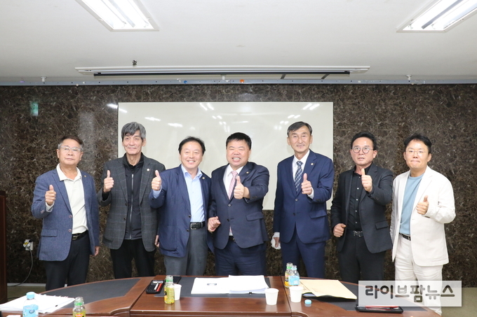 10월 27일 제2축산회관에서 열린 대한한돈협회 선거관리위원회 회의 종료 후 이기홍 당선인과 구경본 후보, 조영욱 선관위원장을 비롯한 선관위원들이 기념사진을 함께 했다.