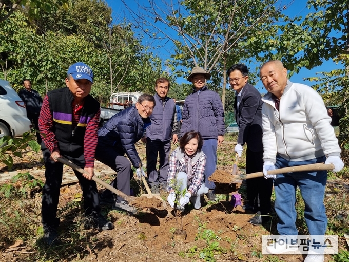 축산물품질평가원 서울지원 정진형 지원장(좌측 두번째)와 양봉 농가가 함께 밀원식물을 심고 있다.