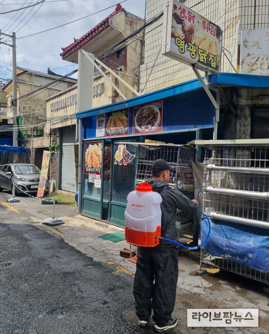 한국토종닭협회는 2025~2026년 겨울철 특별방역대책기간을 앞두고 가금농장에서 조류인플루엔자(AI)가 잇달아 발생함에 따라, 토종닭 생산부터 유통 까지 전 과정의 AI 차단 방역을 위해 선제적인 교육과 농가 지도, 유통 시장 긴급 점검에 총력을 기울이고 있다. 사진은 광주광역시 전통시장을 방역하는 모습.