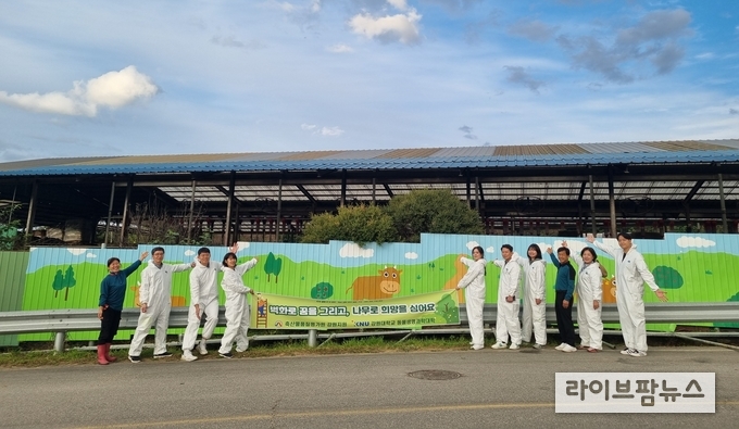 축산물품질평가원 강원지원은 24일, 춘천시 신동면 소재 ‘수한목장’에서 강원대학교 동물생명과학대학 재학생들과 함께 벽화그리기 및 나무심기 활동을 펼쳤다.