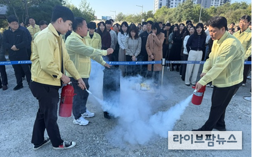 한국식품안전관리인증원은 28일, 본원(충북 청주)에서 행정·공공기관과 학교를 중심으로 실시되는 10월 화재 대비 민방위 훈련에 참여했다.