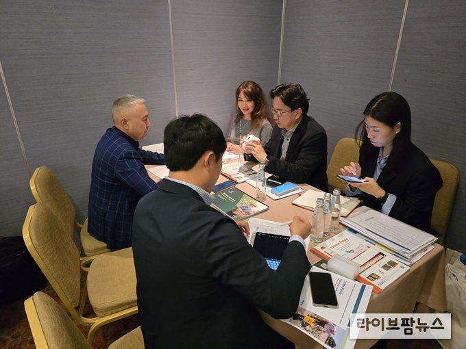 10월 28일 카자흐스탄 수출상담회, 바이어 상담 모습.