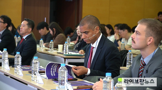 장 마틴 바우어 유엔세계식량계획 국장 강연 준비 모습.(2부 순서)