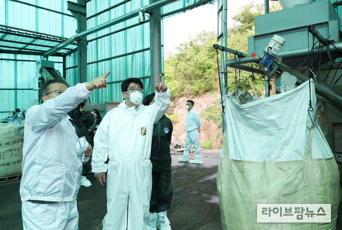 농진청 권재한 청장은 13일 오후, 경북 의성군에 있는 ‘가축분바이오차 시범사업(농림축산식품부)’ 대상지였던 닭 사육 농장을 방문해 계분을 활용한 바이오차 생산 제조공정을 점검했다.